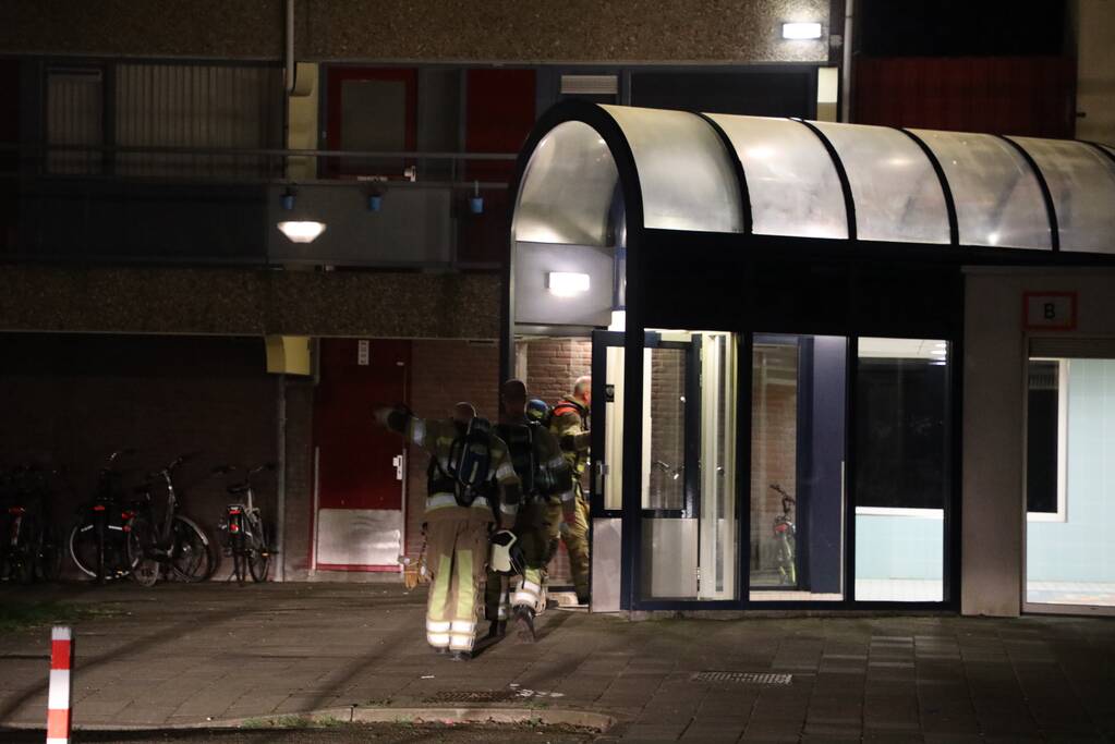 Brandweer doet onderzoek naar vreemde lucht in appartement