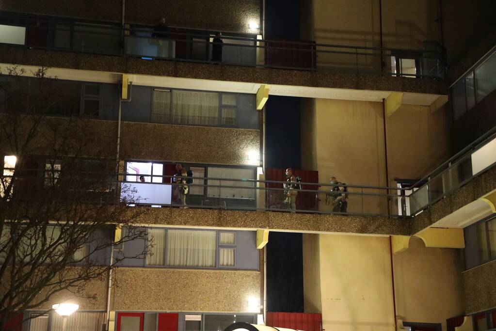 Brandweer doet onderzoek naar vreemde lucht in appartement