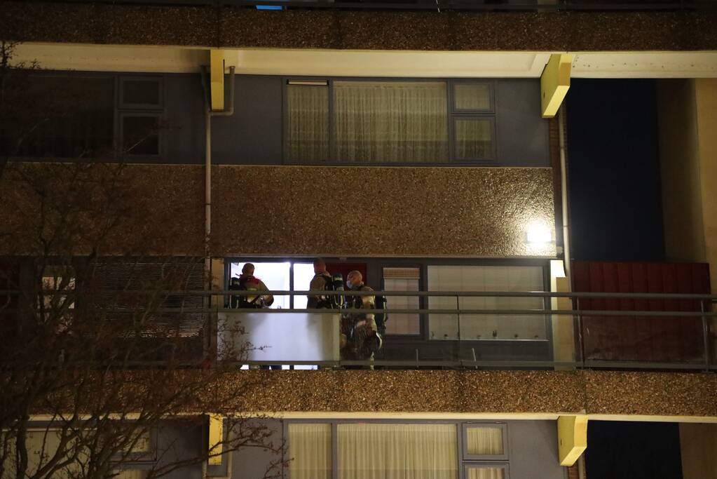 Brandweer doet onderzoek naar vreemde lucht in appartement
