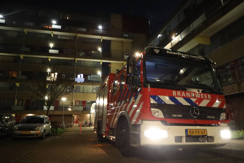 Brandweer doet onderzoek naar vreemde lucht in appartement