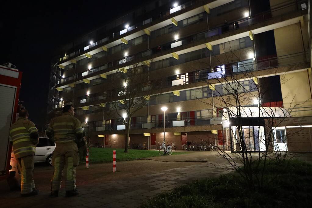Brandweer doet onderzoek naar vreemde lucht in appartement
