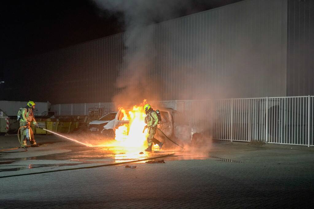 Bestelbus volledig uitgebrand