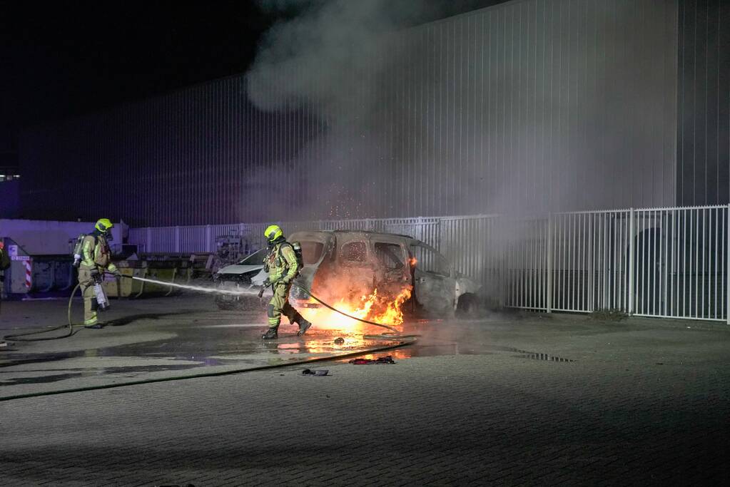 Bestelbus volledig uitgebrand