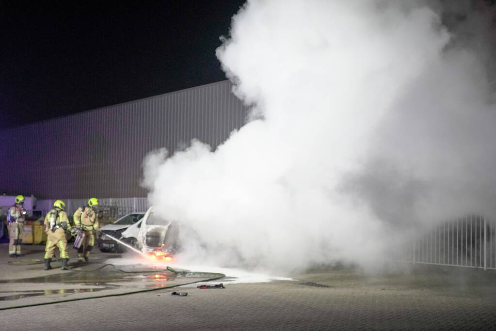 Bestelbus volledig uitgebrand
