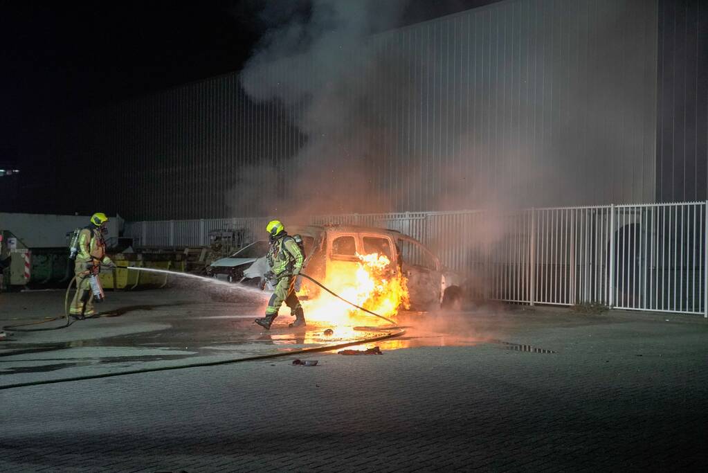 Bestelbus volledig uitgebrand