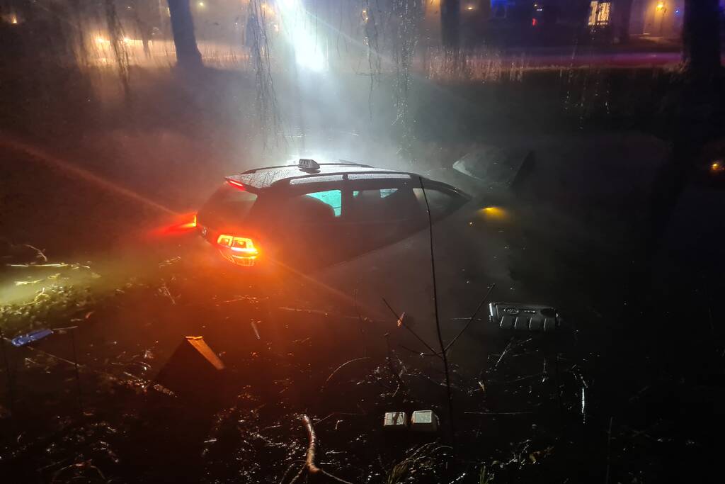 Taxi raakt van de weg belandt te water