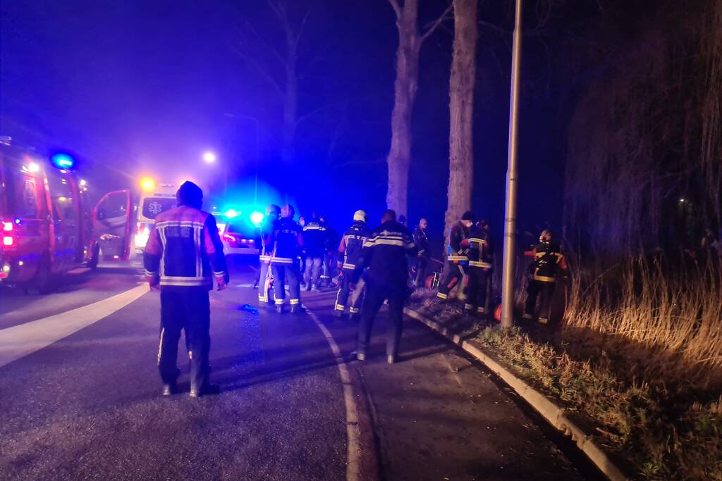 Taxi raakt van de weg belandt te water
