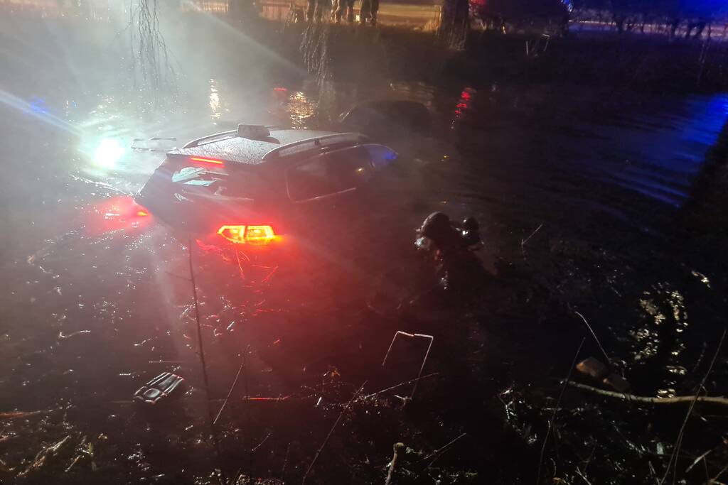 Taxi raakt van de weg belandt te water