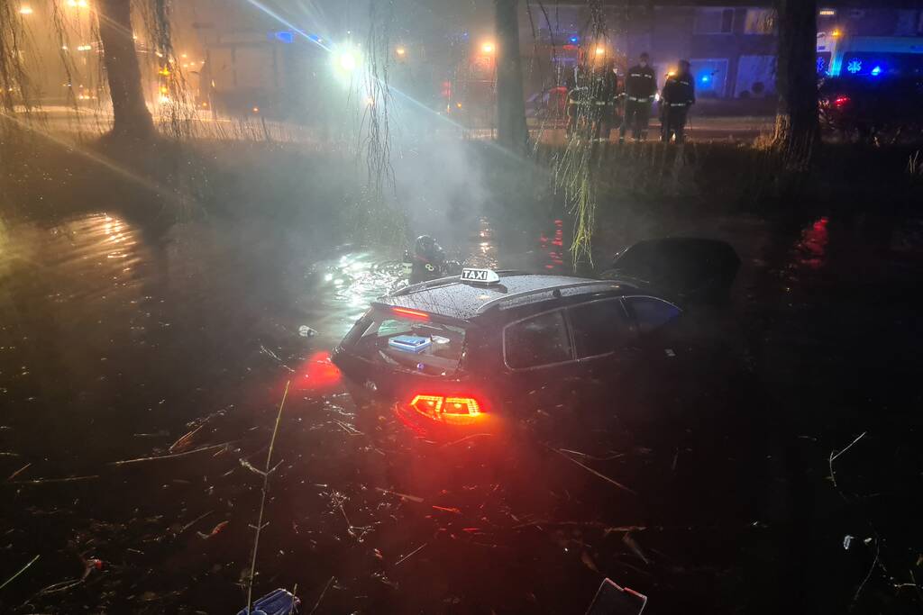 Taxi raakt van de weg belandt te water