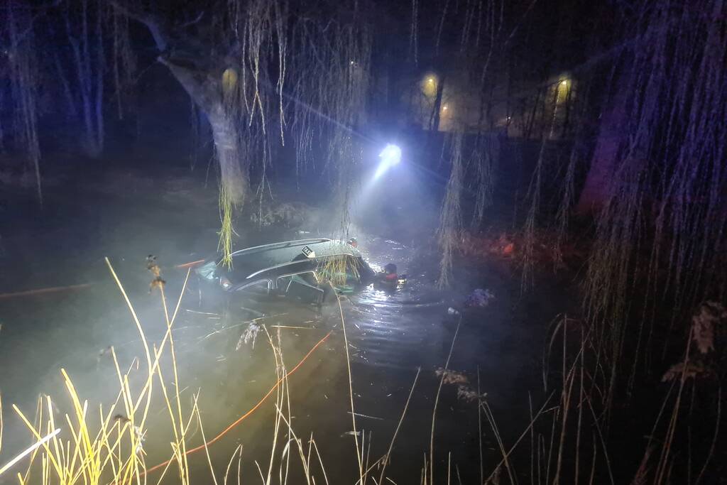 Taxi raakt van de weg belandt te water