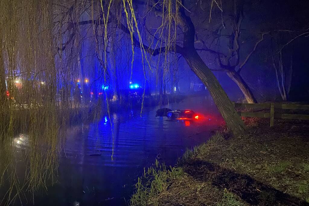 Taxi raakt van de weg belandt te water