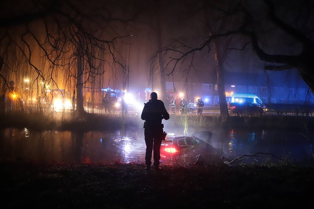 Taxi raakt van de weg belandt te water