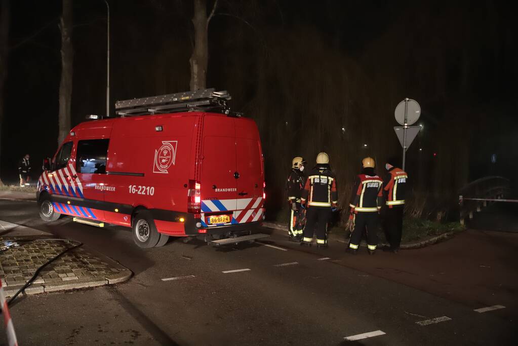 Taxi raakt van de weg belandt te water