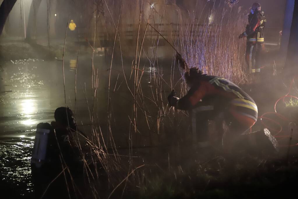 Taxi raakt van de weg belandt te water
