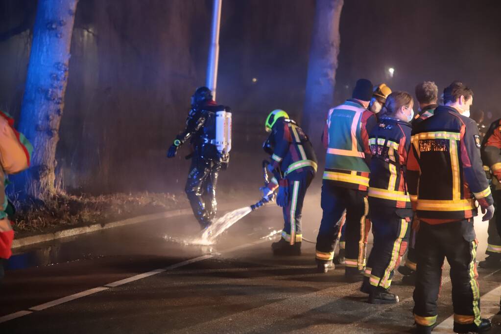 Taxi raakt van de weg belandt te water