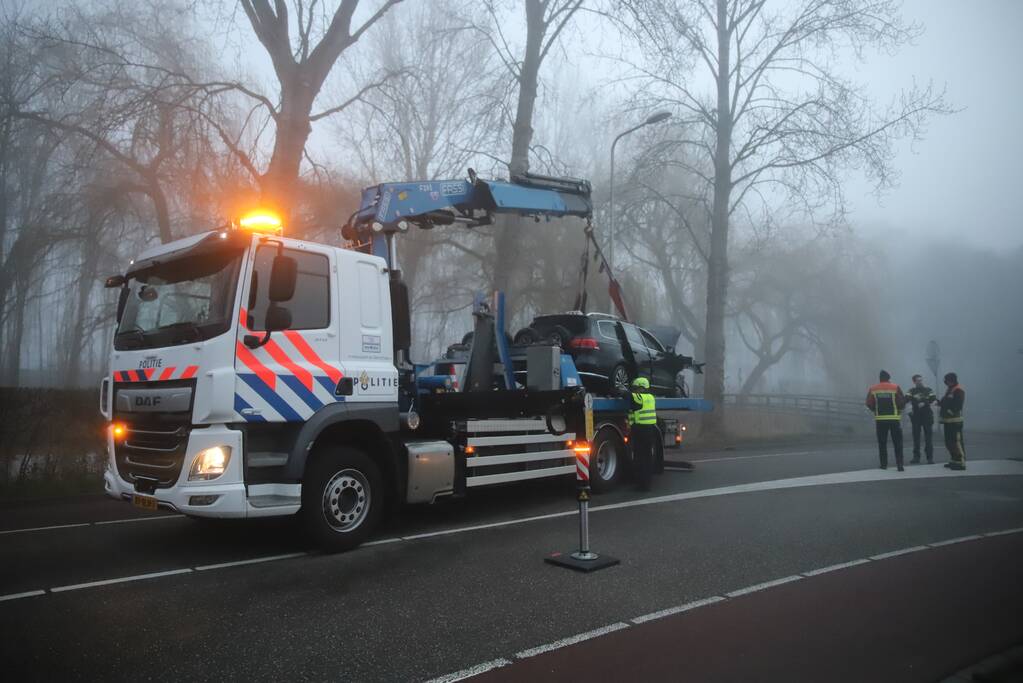 Taxi raakt van de weg belandt te water