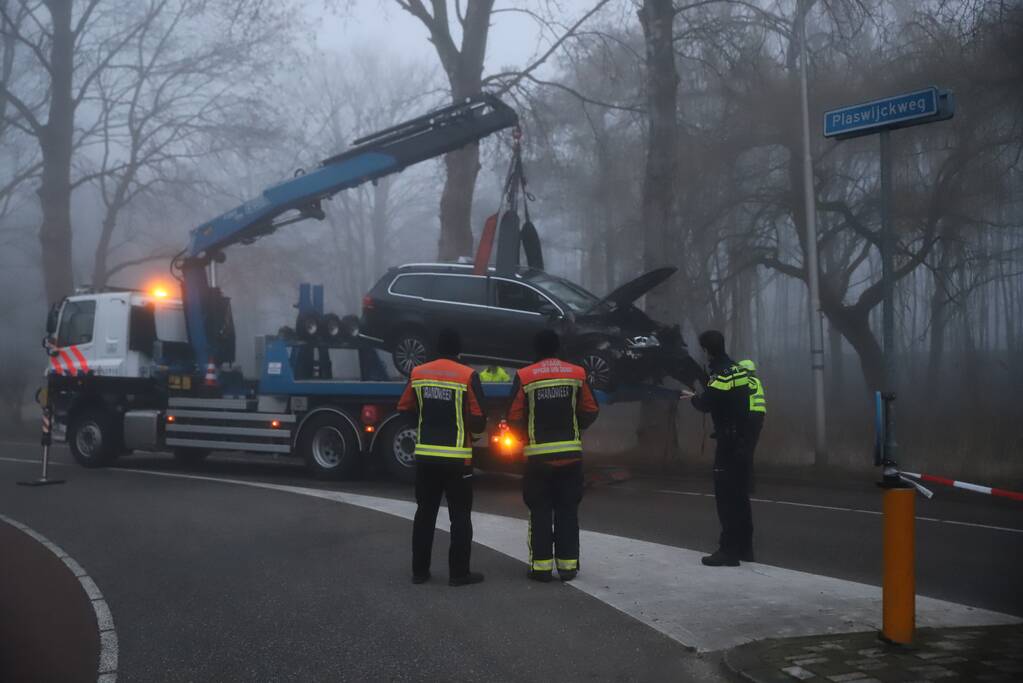Taxi raakt van de weg belandt te water