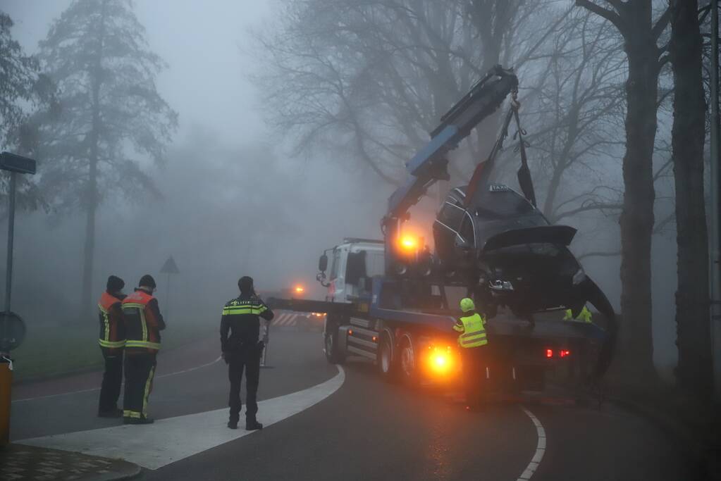 Taxi raakt van de weg belandt te water