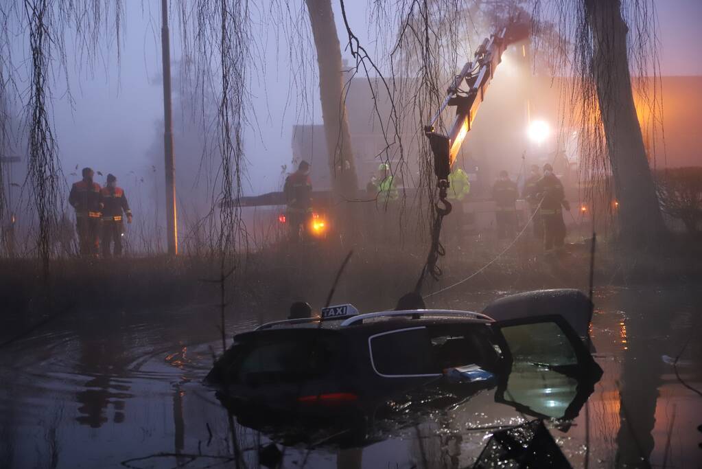 Taxi raakt van de weg belandt te water