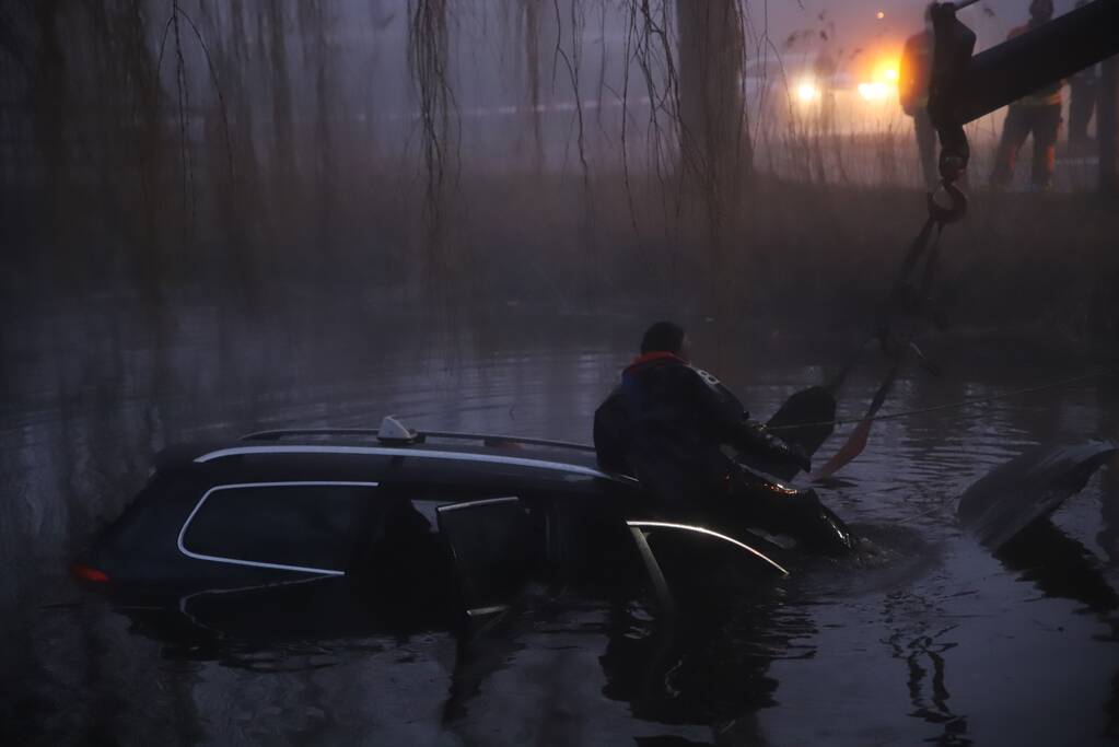 Taxi raakt van de weg belandt te water