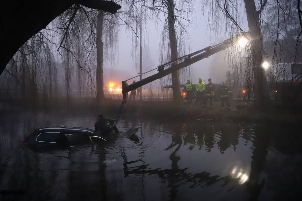 Taxi raakt van de weg belandt te water
