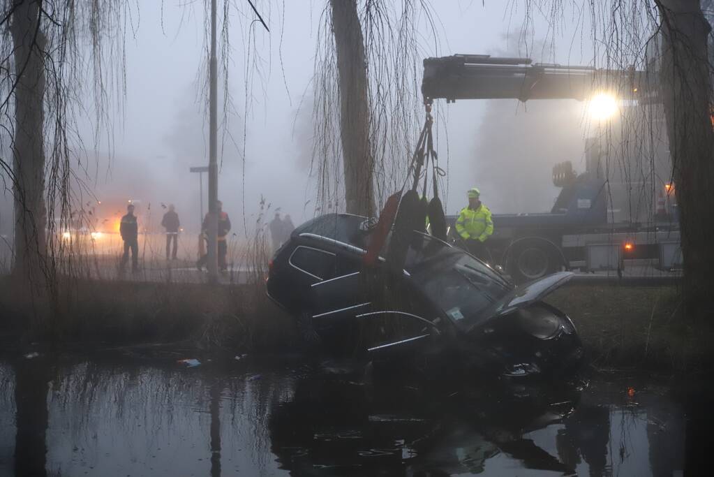 Taxi raakt van de weg belandt te water