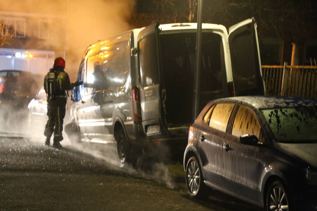 Bestelbus door brand verwoest