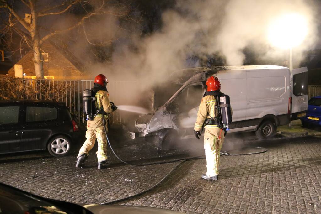 Bestelbus door brand verwoest