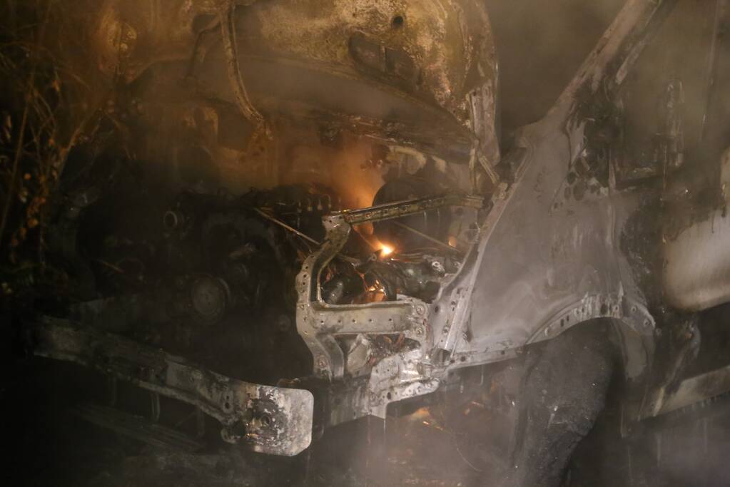 Bestelbus door brand verwoest