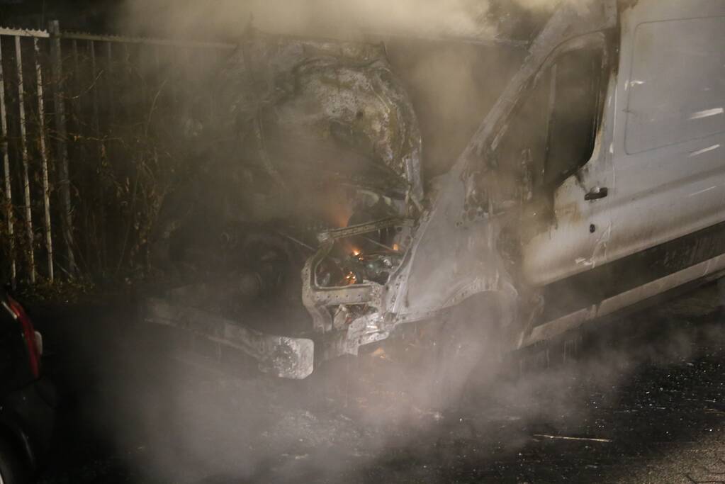 Bestelbus door brand verwoest