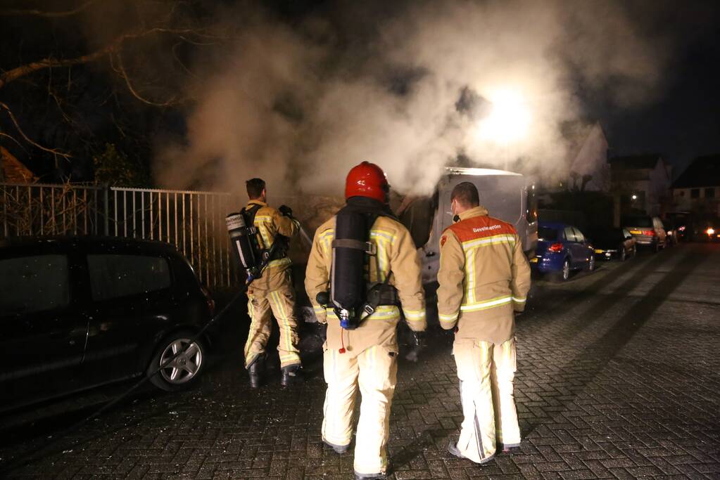 Bestelbus door brand verwoest