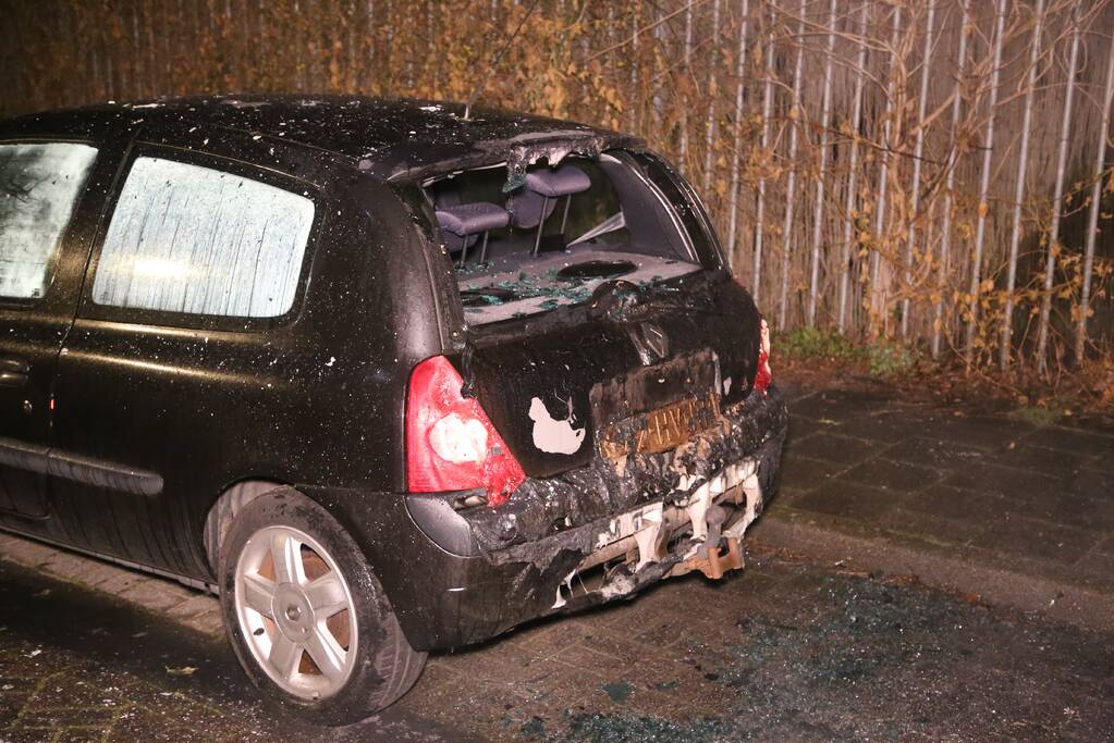 Bestelbus door brand verwoest