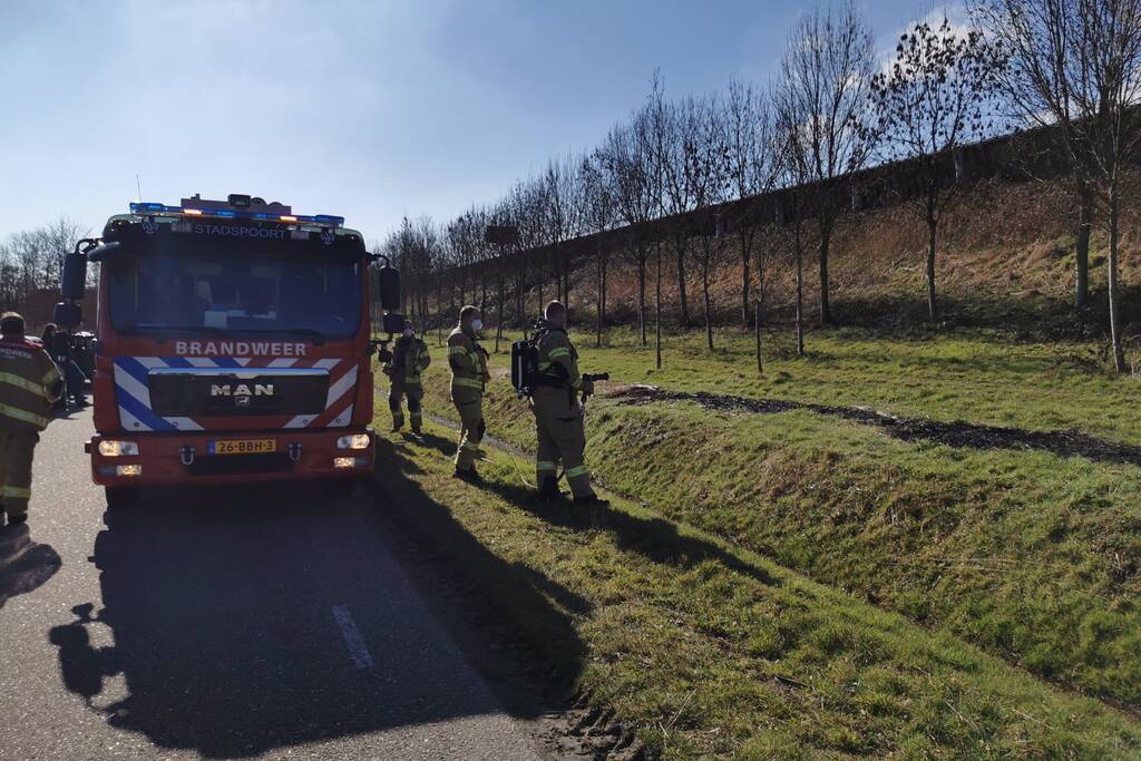 Brand langs slootkant geblust