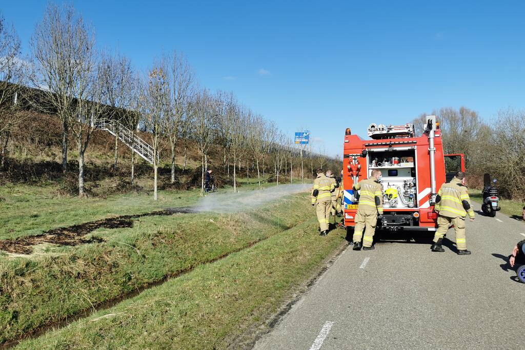Brand langs slootkant geblust