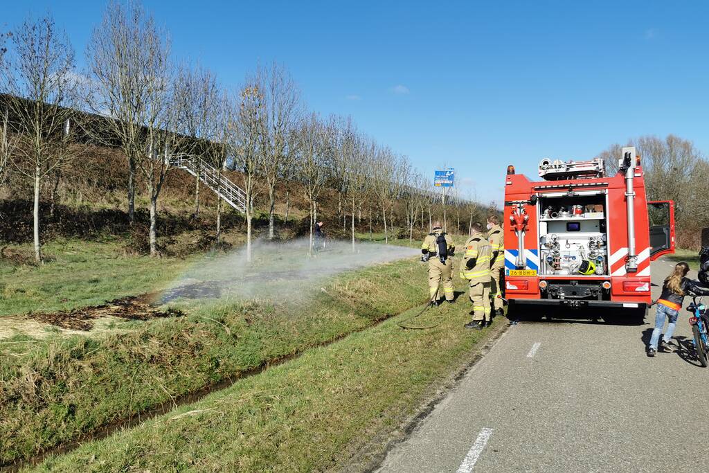 Brand langs slootkant geblust