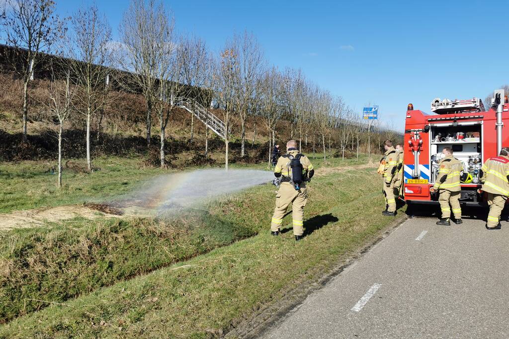 Brand langs slootkant geblust