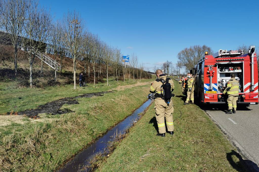 Brand langs slootkant geblust