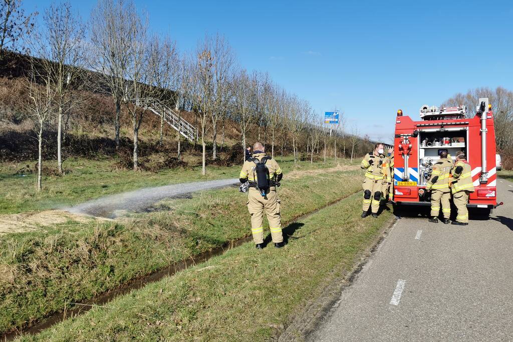 Brand langs slootkant geblust