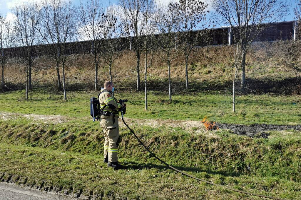 Brand langs slootkant geblust