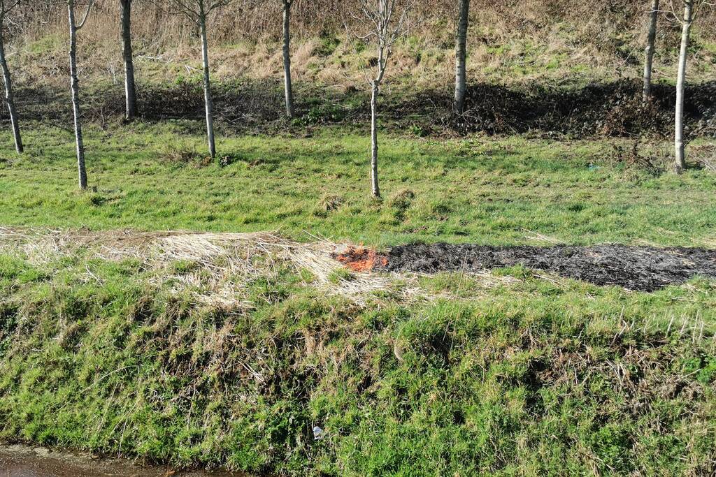 Brand langs slootkant geblust