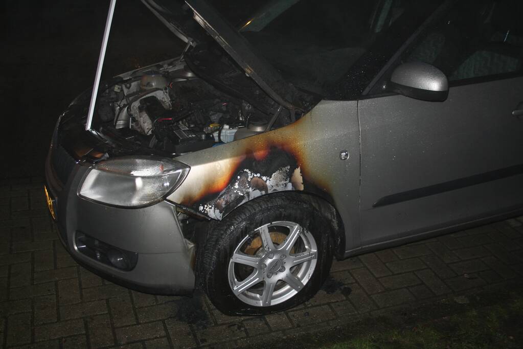 Onderzoek naar mogelijke brandstichting bij auto