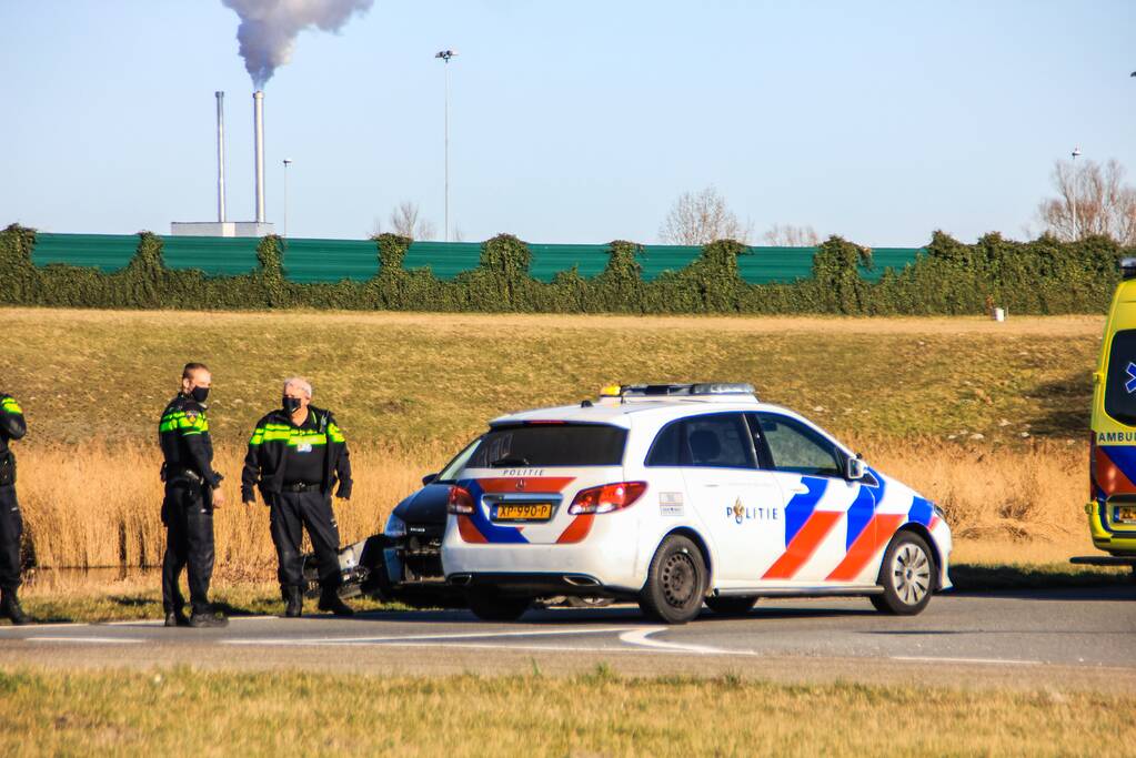 Auto beschadigd bij ongeval op afrit