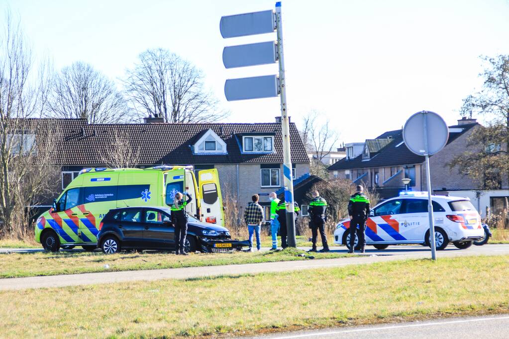 Auto beschadigd bij ongeval op afrit