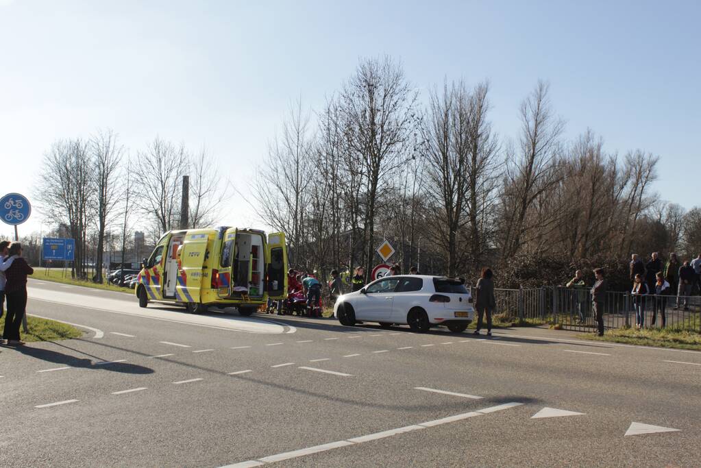 Fietser ernstig gewond bij botsing met auto