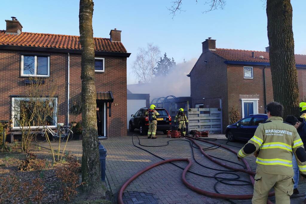 Veel rook bij brand in schuur
