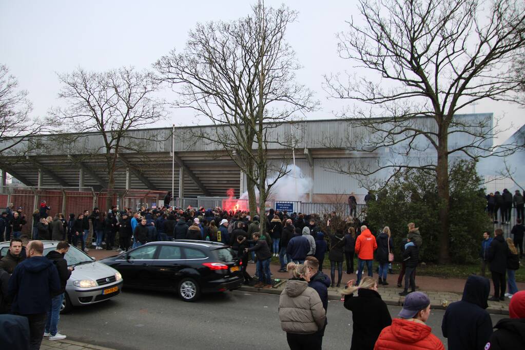 Spelersbus Cambuur onthaald door supporters