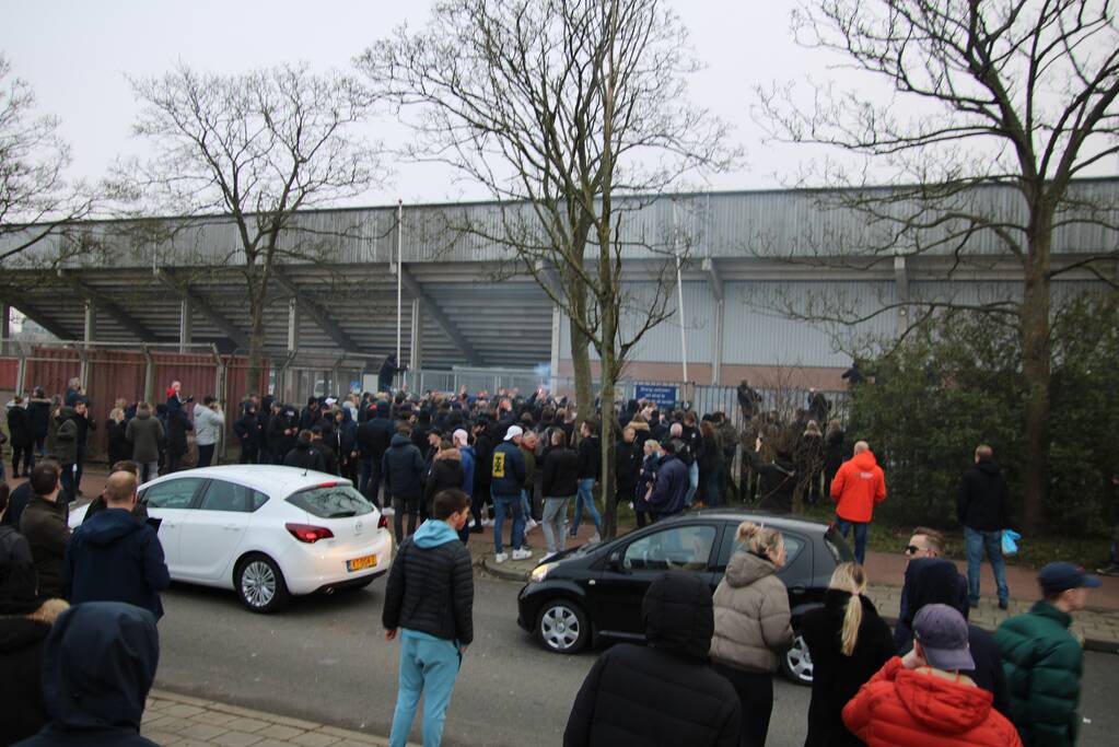 Spelersbus Cambuur onthaald door supporters
