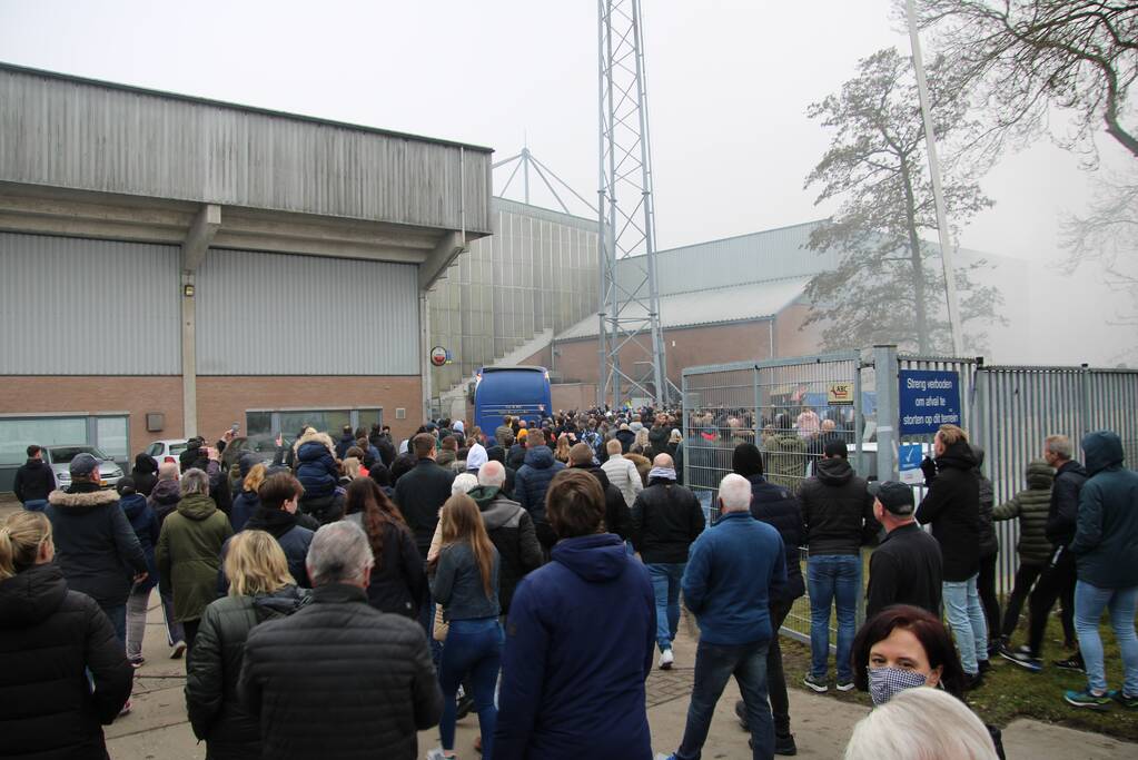 Spelersbus Cambuur onthaald door supporters