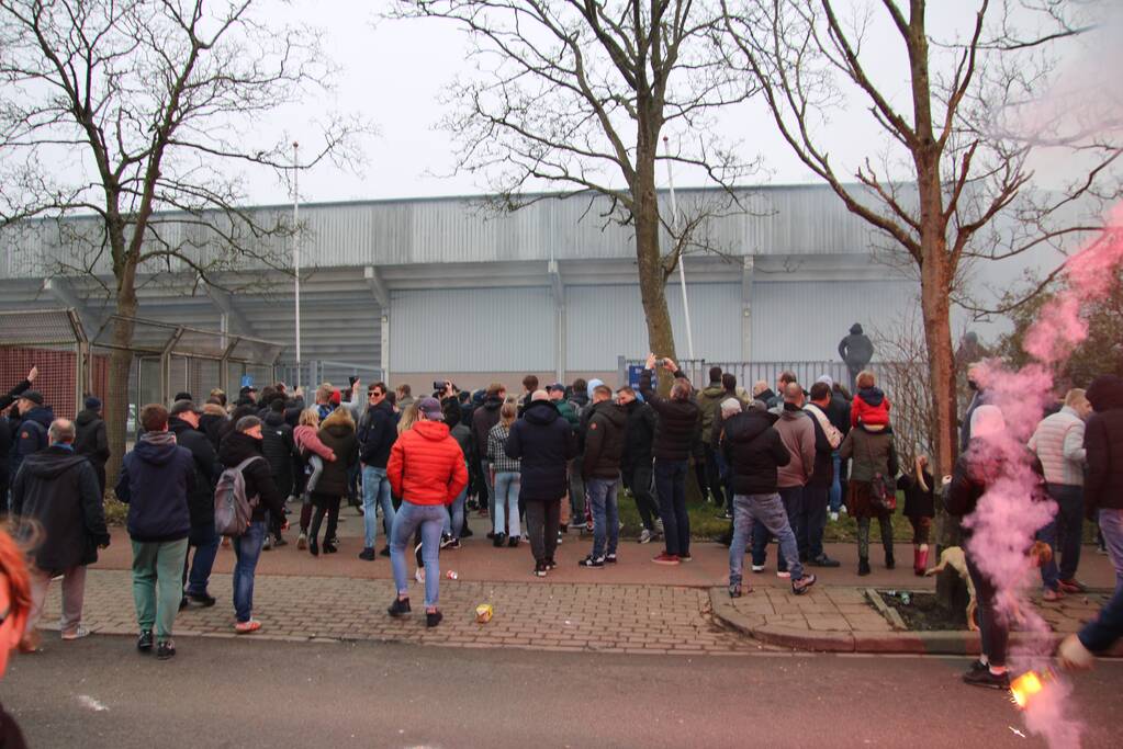 Spelersbus Cambuur onthaald door supporters