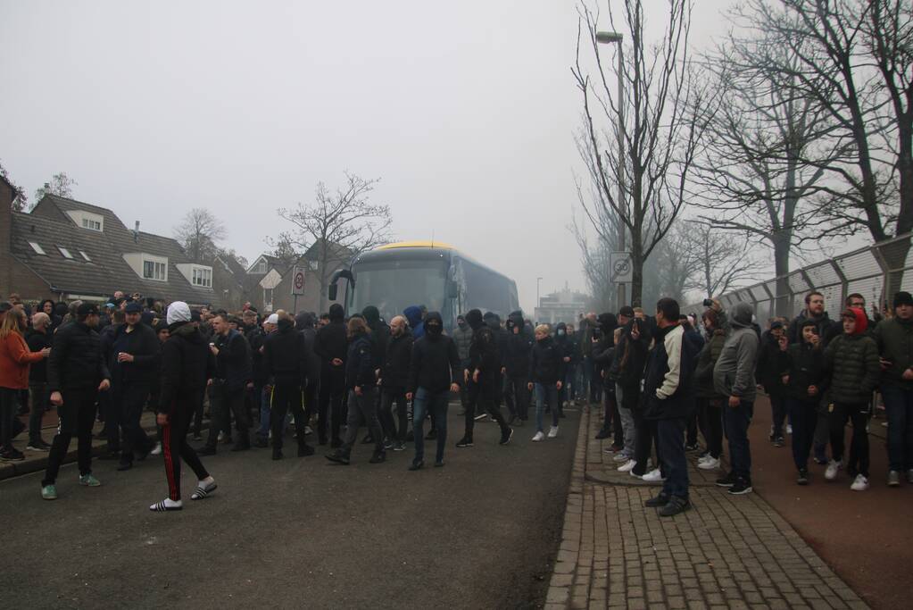 Spelersbus Cambuur onthaald door supporters